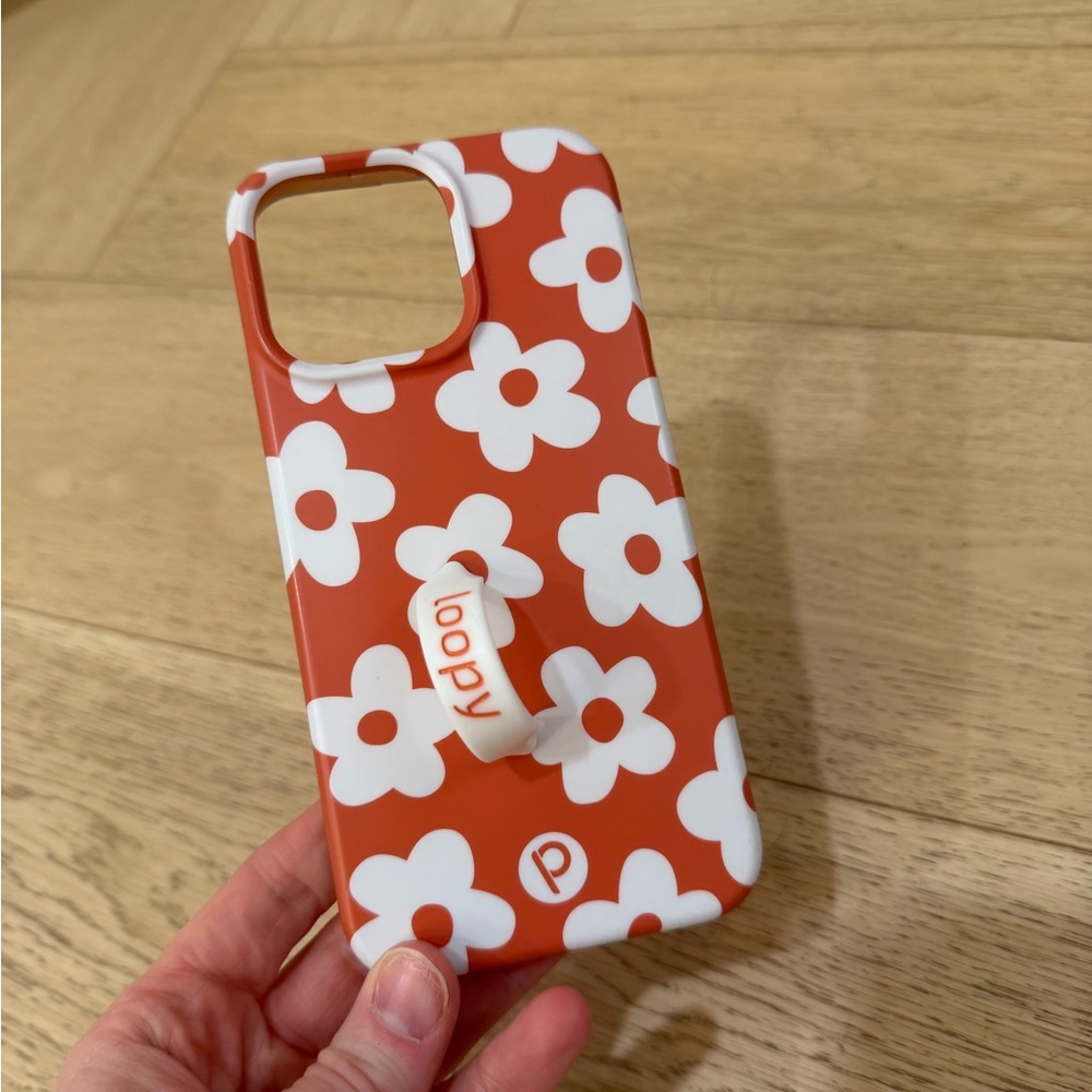 Loopy Case Clay with White Floral Design (iPhone 15 pro max 6.7in)
